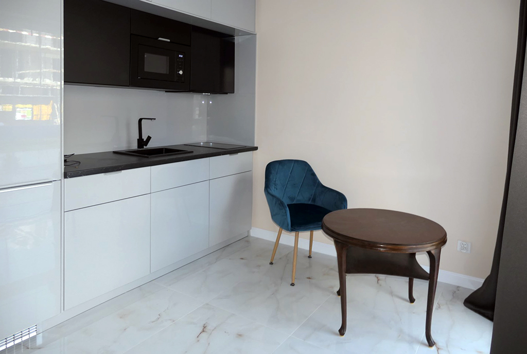 zbliżenie na aneks kuchenny i jadalnię w luksusowym apartamencie do wynajmu Gdańsk