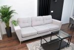 zbliżenie na elegancją sofę w luksusowym apartamencie na wynajem Szczecin