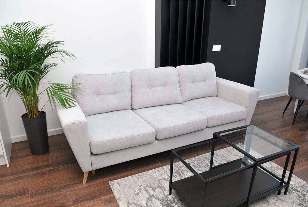 zbliżenie na elegancją sofę w luksusowym apartamencie na wynajem Szczecin