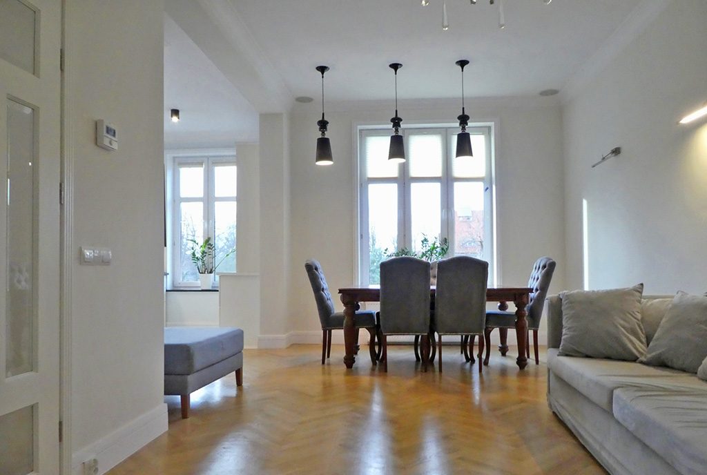 wytworne wnętrze salonu w ekskluzywnym apartamencie do sprzedaży Mazury