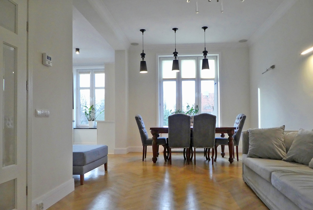 wytworne wnętrze salonu w ekskluzywnym apartamencie do sprzedaży Mazury