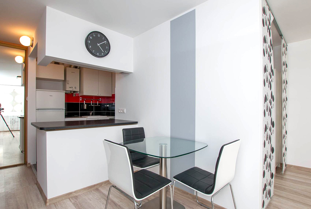zbliżenie na jadalnię praz kuchnię w luksusowym apartamencie na sprzedaż Poznań