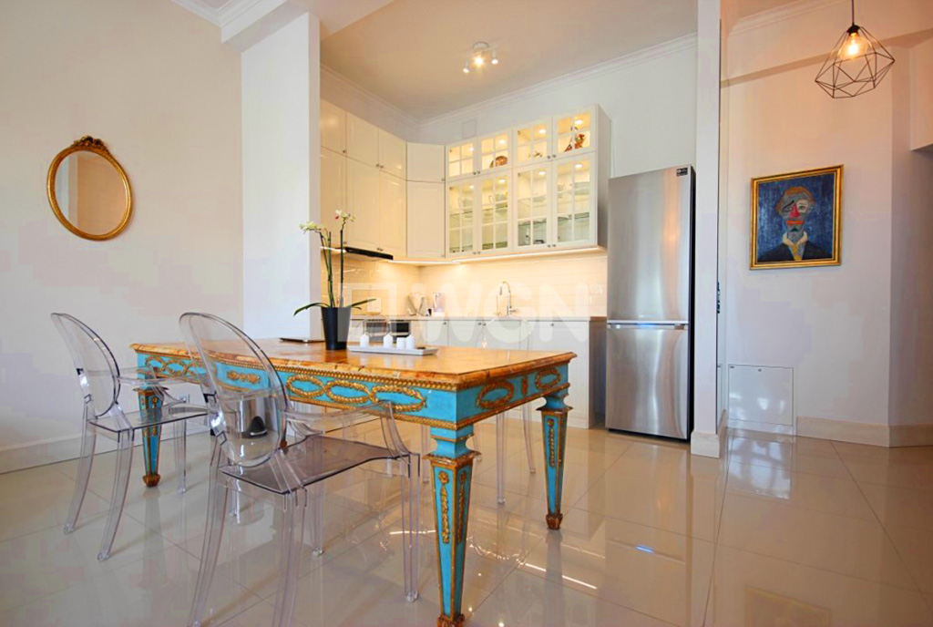 jadalnia, a za nią kuchnia w luksusowym apartamencie do sprzedaży Szczecin