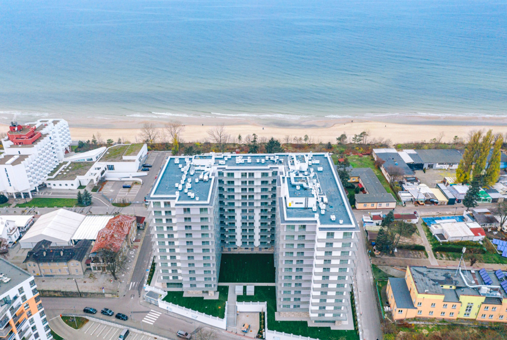 rzut z lotu ptaka na całe osiedle, gdzie mieści się oferowany do sprzedaży ekskluzywny apartament nad morzem