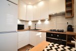widok na kuchnię w luksusowym apartamencie do wynajmu Bolesławiec