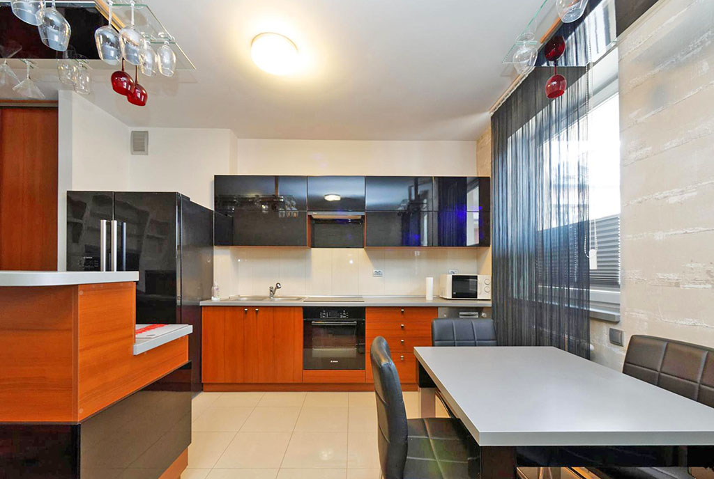 kuchnia w zabudowie w luksusowym apartamencie do wynajmu Tarnów