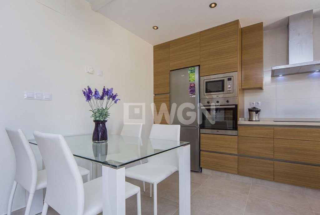 elegancka kuchnia w luksusowym apartamencie na sprzedaż Hiszpania