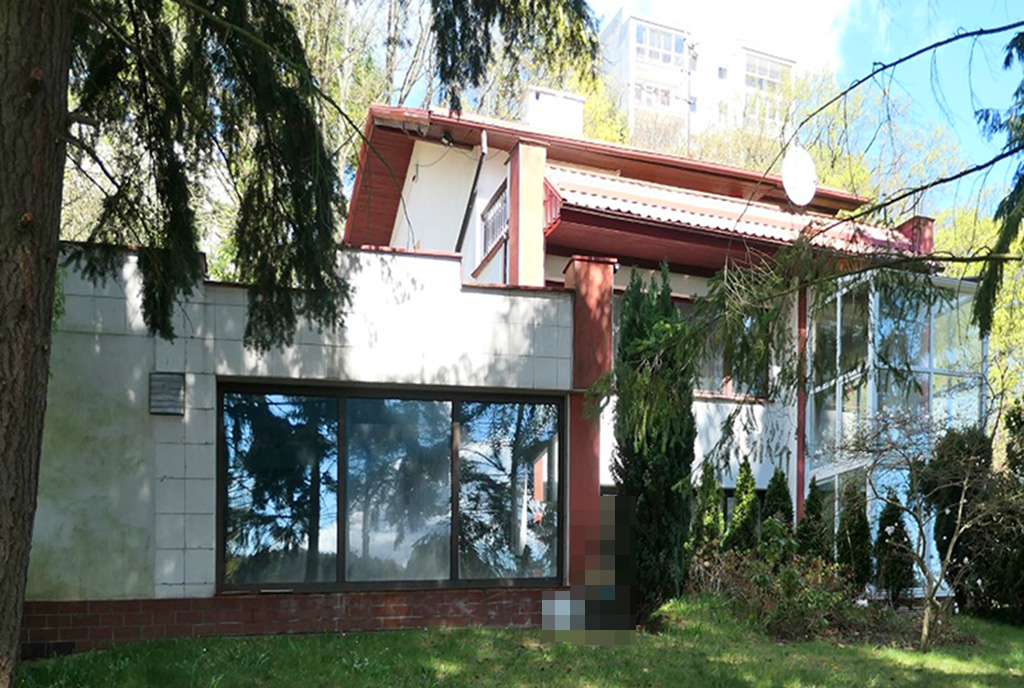 rzut od ogrodu na bryłę luksusowej willi na sprzedaż Sopot