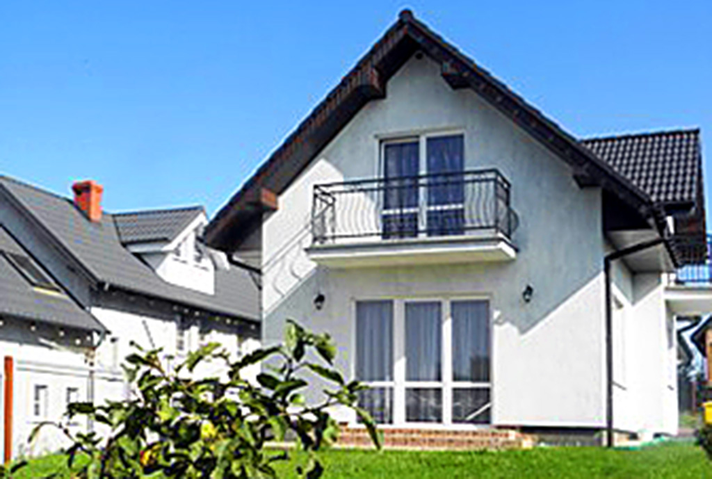 na pierwszym planie taras oraz pięknie zadbany ogród wokół ekskluzywnej willi do sprzedaży Gdańsk (okolice)