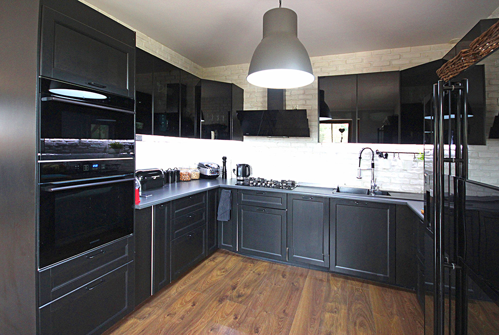 kuchnia w funkcjonalnej zabudowie w luksusowej willi do sprzedaży Szczecin (okolice)