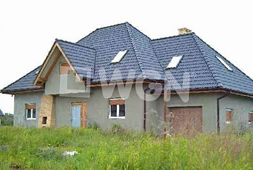 widok od strony ogrodu i tarasu na luksusową willę na sprzedaż Wrocław (okolice)