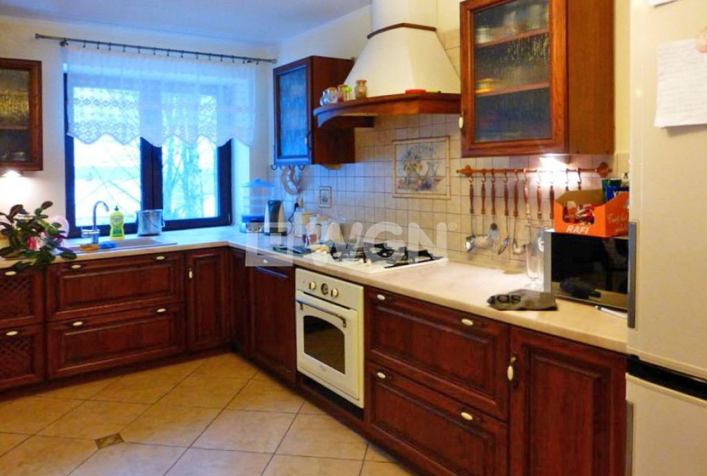 zaprojektowana nowocześnie kuchnia w ekskluzywnej willi do sprzedaży Kielce (okolice)