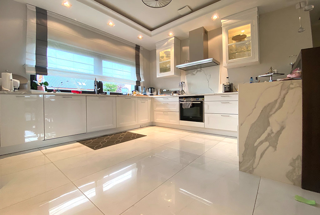 kuchnia w modnej zabudowie w ekskluzywnej willi do wynajmu Szczecin (okolice)