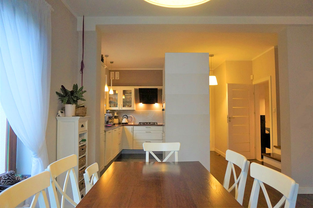 na pierwszym planie jadalnia w luksusowej willi na sprzedaż Wrocław