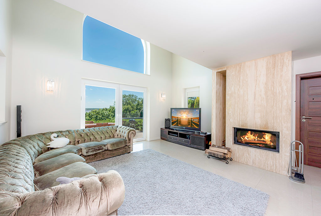 słoneczny salon w ekskluzywnej willi do sprzedaży Warszawa (okolice)