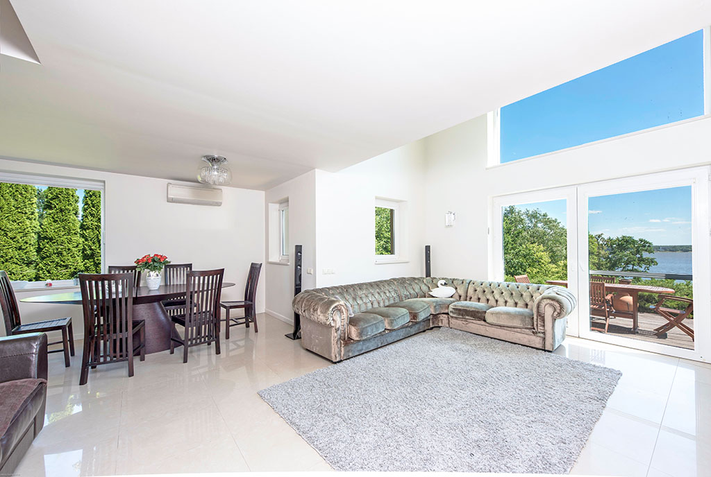 przestronne wnętrze luksusowej willi na sprzedaż Warszawa (okolice)