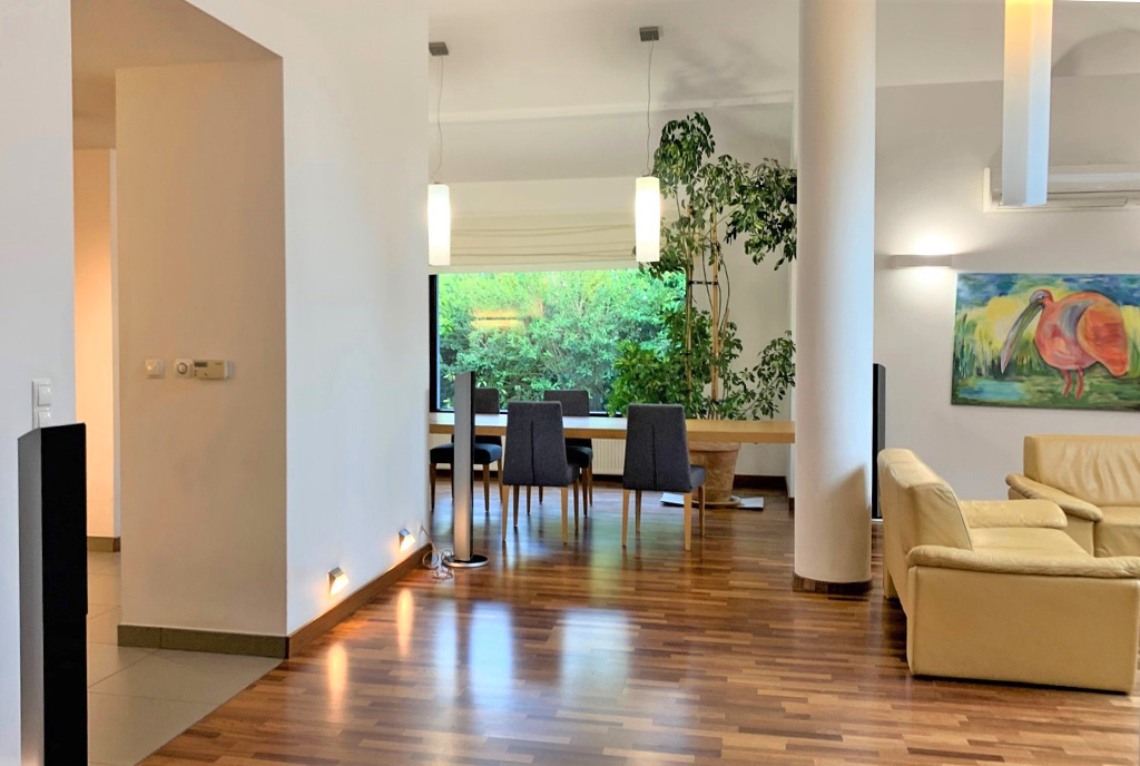 funkcjonalny hol w ekskluzywnej willi do sprzedaży Wrocław (okolice)