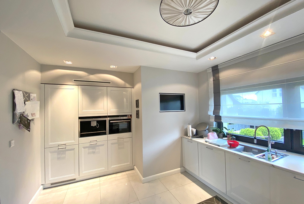 kuchnia cała w bieli w luksusowej willi do wynajmu Szczecin