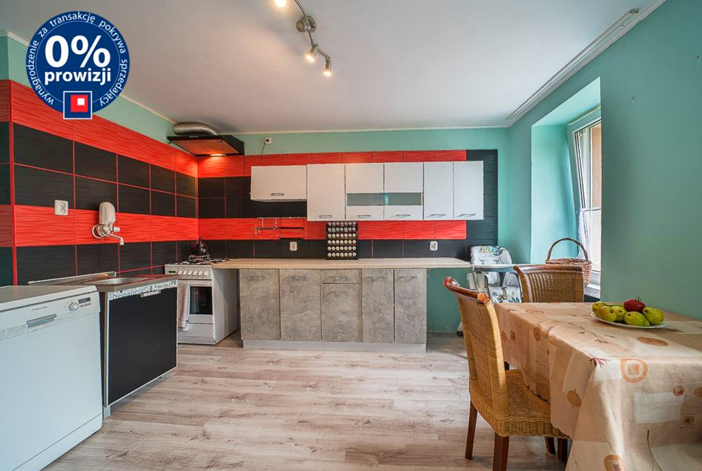 widok z salonu na aneks kuchenny w luksusowym apartamencie na sprzedaż Bolesławiec