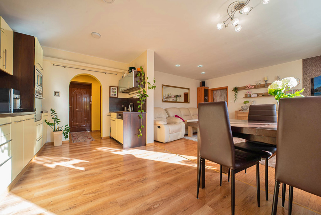 słoneczne wnętrze salonu w ekskluzywnym apartamencie do sprzedaży Bolesławiec