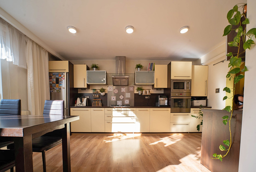 kuchnia w zabudowie w ekskluzywnym apartamencie na sprzedaż Bolesławiec