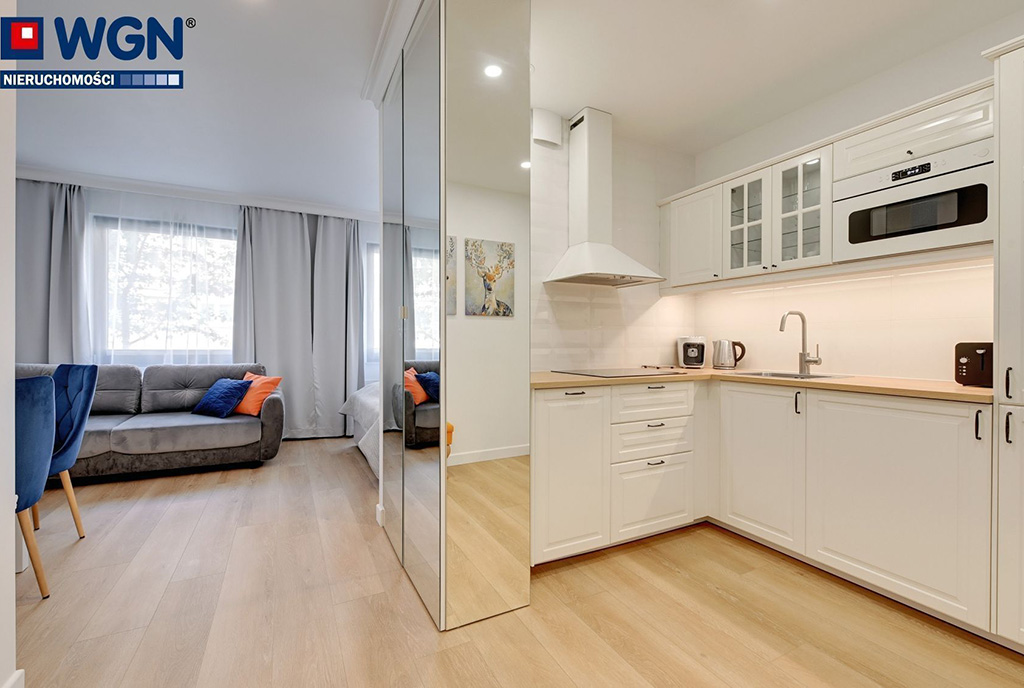 po prawej aneks kuchenny, po lewej salon w luksusowym apartamencie na sprzedaż Gdańsk