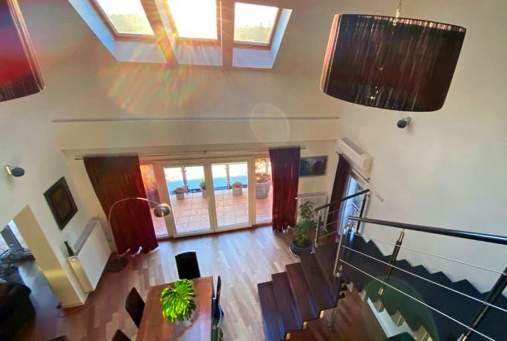 widok z górnej kondygnacji na kameralny salon w ekskluzywnym apartamencie do sprzedaży Katowice