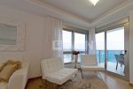 na zdjęciu imponujący salon i za nim taras oraz pokój dzienny w ekskluzywnym apartamencie do sprzedaży Hiszpania