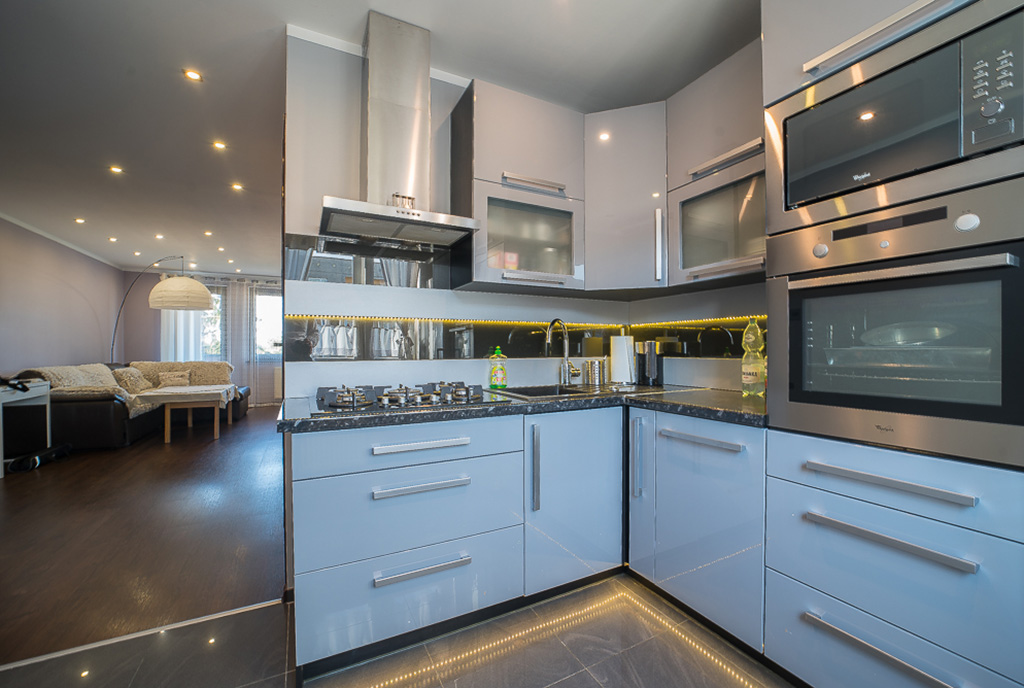 kuchnia w zabudowie w luksusowym apartamencie do sprzedaży Bolesławiec