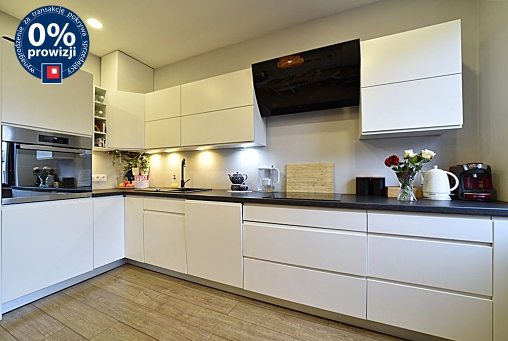 nowoczesna zabudowa kuchni w ekskluzywnym apartamencie na sprzedaż Bolesławiec