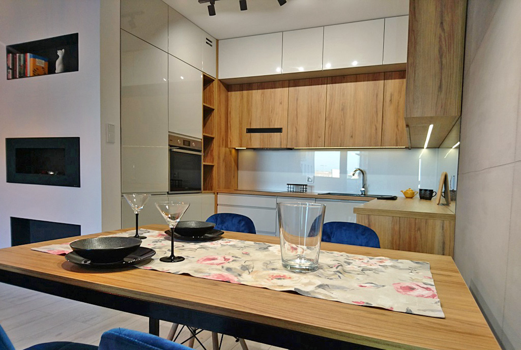 na pierwszym planie jadalnia w ekskluzywnym apartamencie do sprzedaży Częstochowa