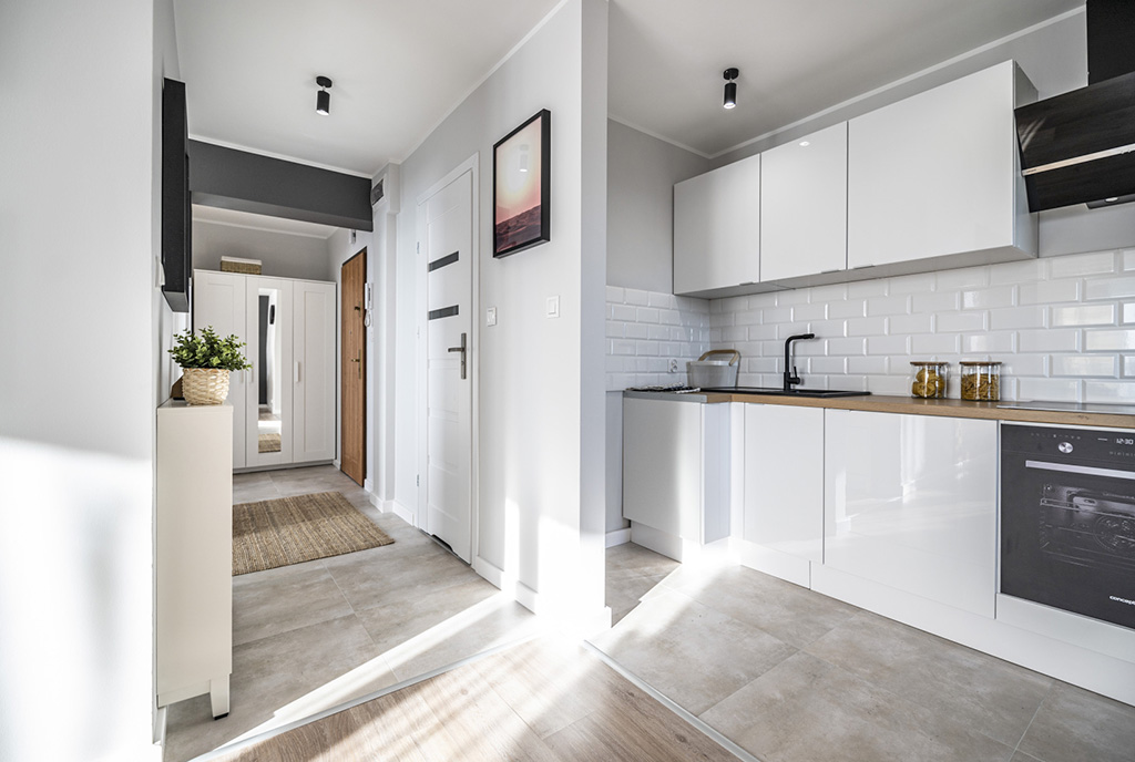 widok na kuchnię oraz przedpokój w ekskluzywnym apartamencie do sprzedaży Kalisz (okolice)
