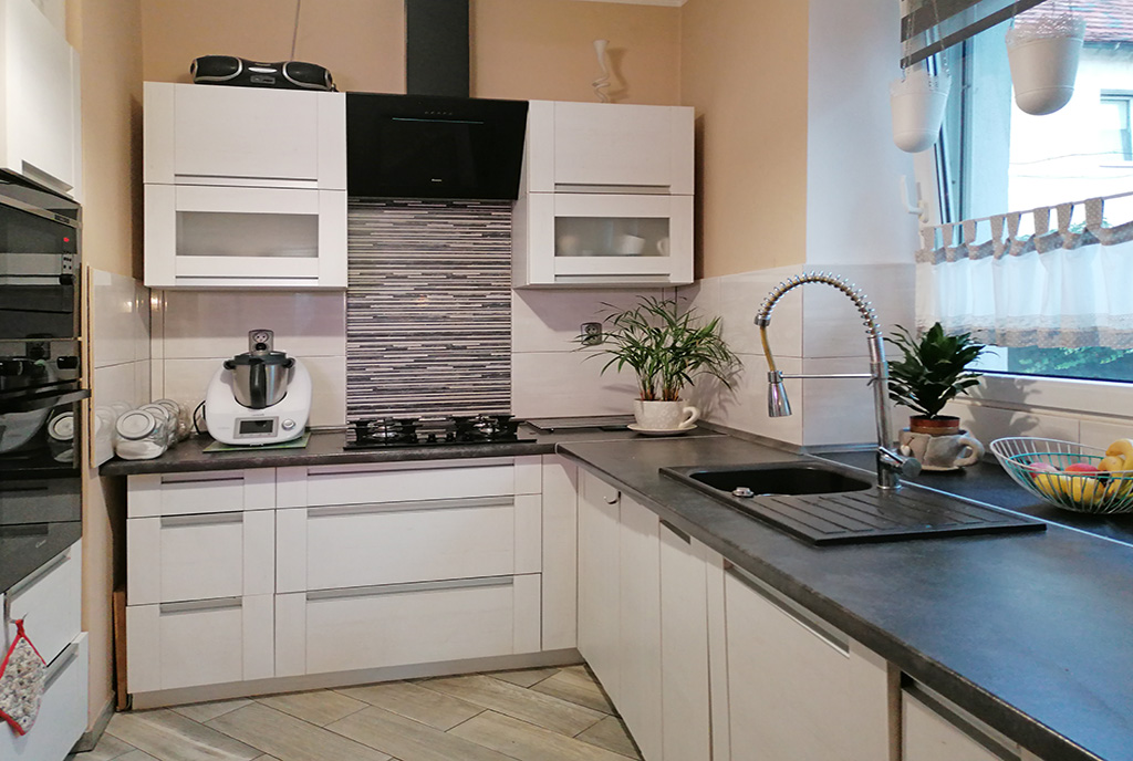 kuchnia w praktycznej zabudowie w ekskluzywnym apartamencie do sprzedaży Legnica (okolice)