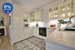 kuchnia w zabudowie w ekskluzywnym apartamencie do sprzedaży Wrocław (okolice)