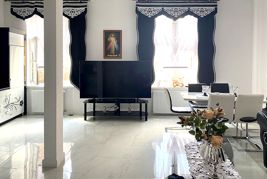 widok z innej strony na salon w ekskluzywnym apartamencie na wynajem Inowrocław