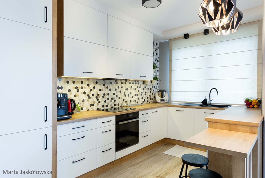 kuchnia w praktycznej zabudowie w luksusowym apartamencie do wynajmu Piotrków Trybunalski