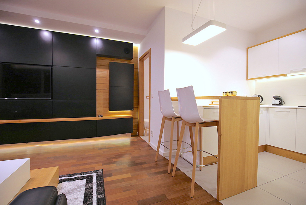po lewej salon, po prawej kuchnia w luksusowym apartamencie na wynajem Szczecin