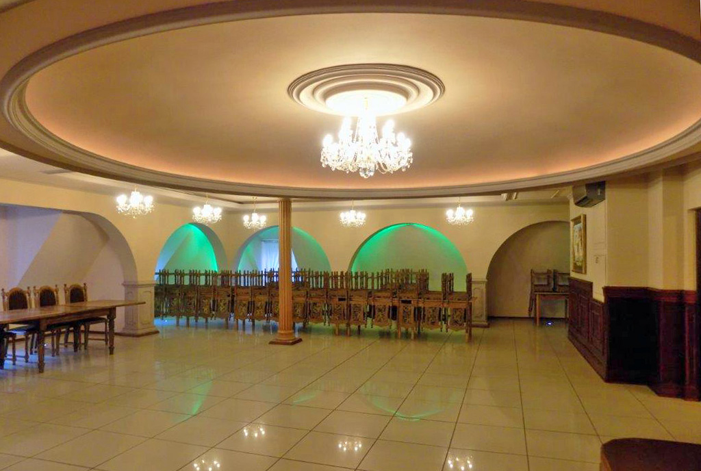 wytworna sala bankietowa w luksusowym pałacu na sprzedaż Gniezno (okolice)