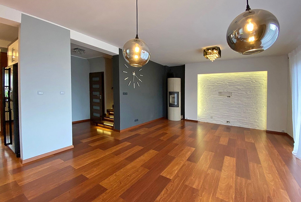 nowocześnie zaaranżowany salon w ekskluzywnej willi do wynajęcia Szczecin (okolice)