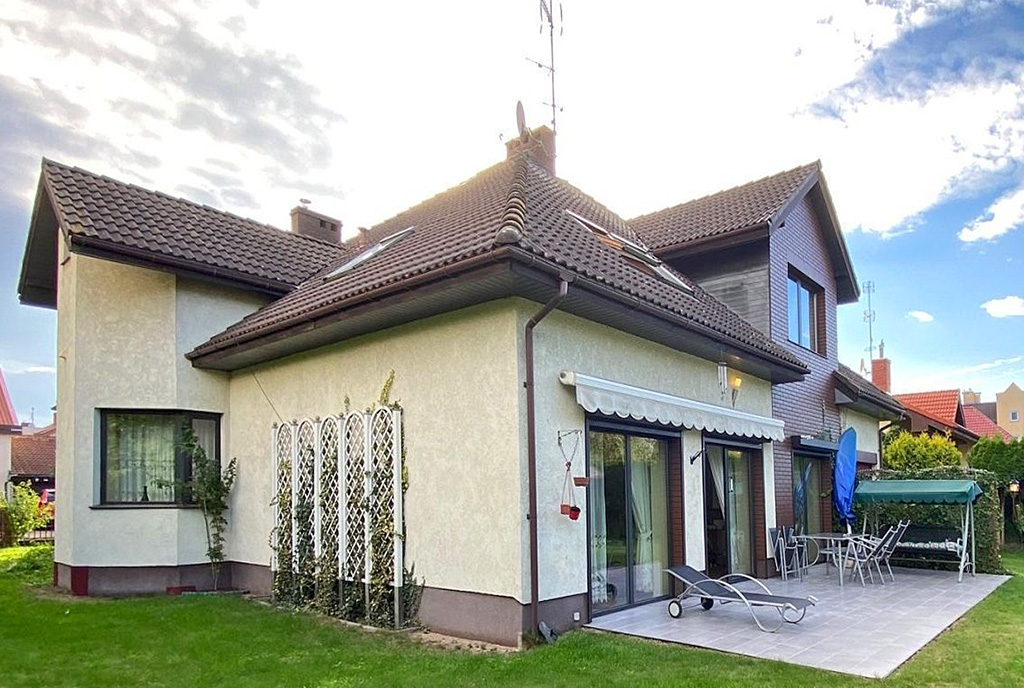 na pierwszym planie taras za ekskluzywną willą na wynajem Szczecin (okolice)