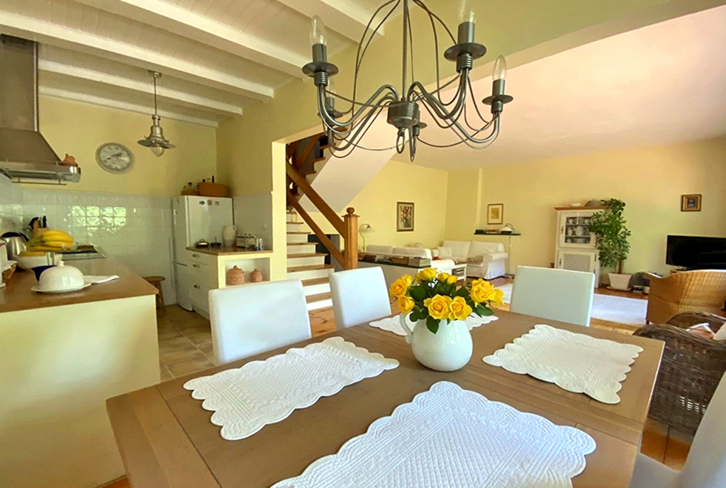 widok od strony jadalni na salon w ekskluzywnej willi na sprzedaż Szczecin (okolice)