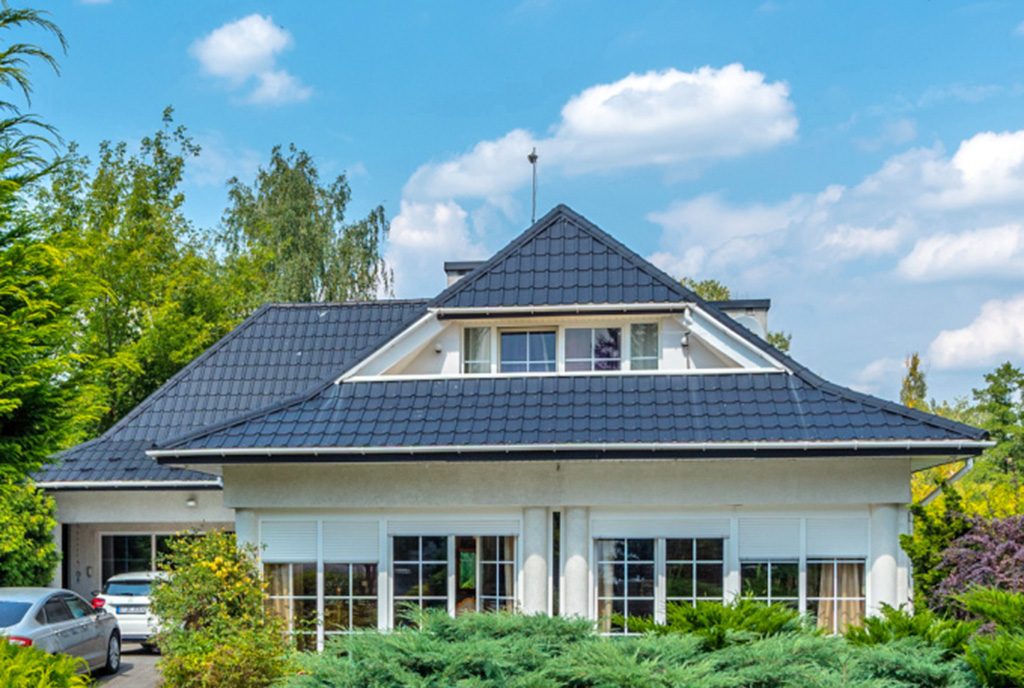 widok od strony ogrodu na ekskluzywną willę od sprzedaży Warszawa (okolice)