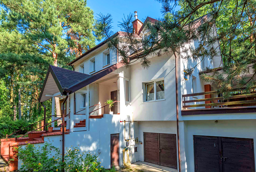 widok na frontową elewację ekskluzywnej willi do sprzedaży Warszawa (okolice)