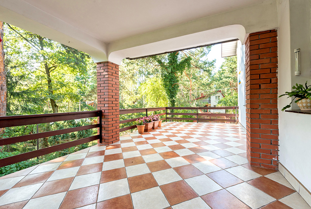 imponujący rozmachem taras przy luksusowej willi do sprzedaży Warszawa (okolice)