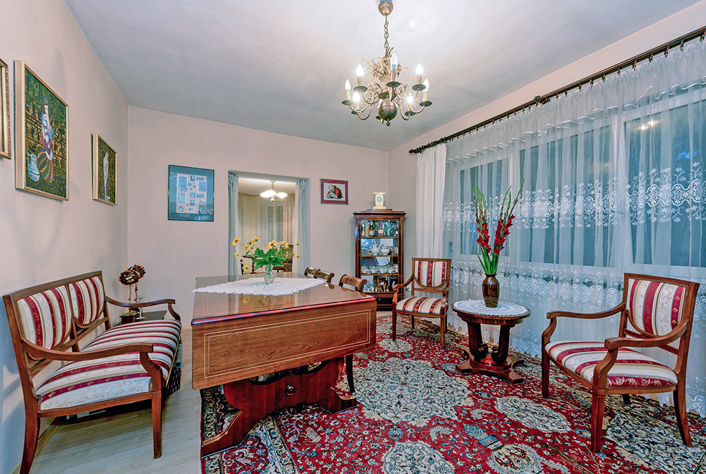wytworny salon w luksusowej willi na sprzedaż Warszawa (okolice)