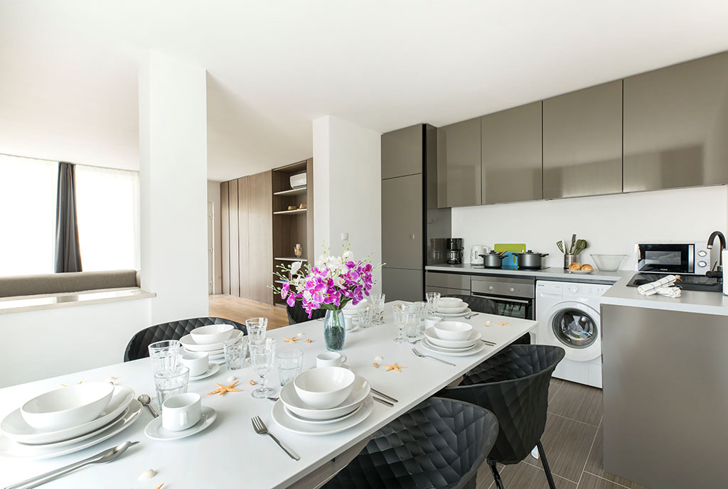 na pierwszym planie jadalnia w luksusowym apartamencie na sprzedaż Chorwacja (Sovlje)