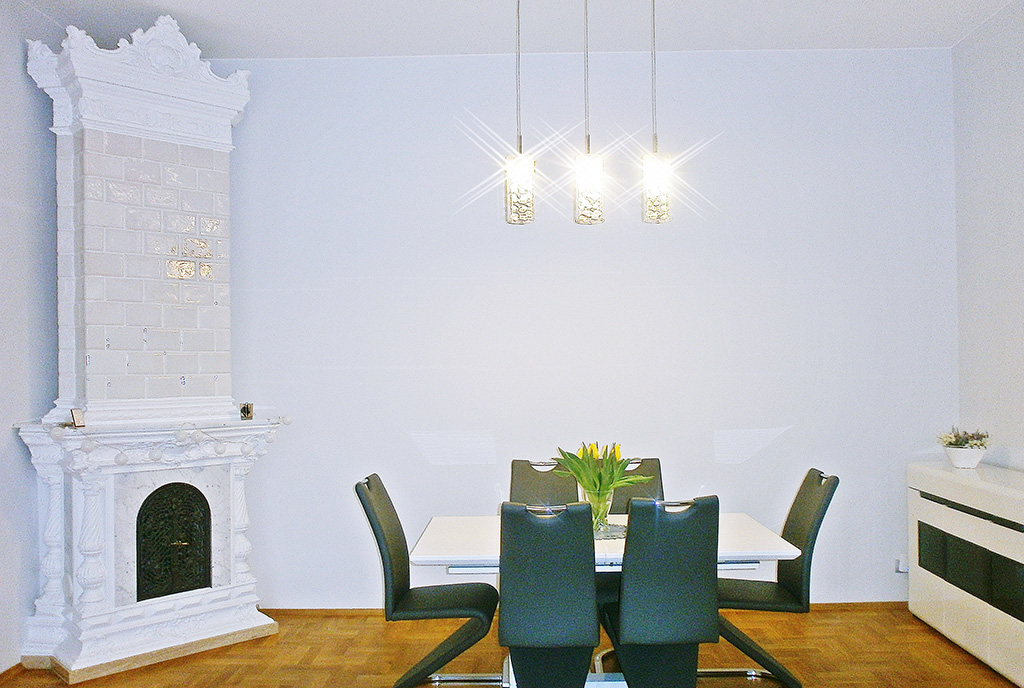 widok na jadalni i kominek w luksusowym apartamencie na sprzedaż Częstochowa