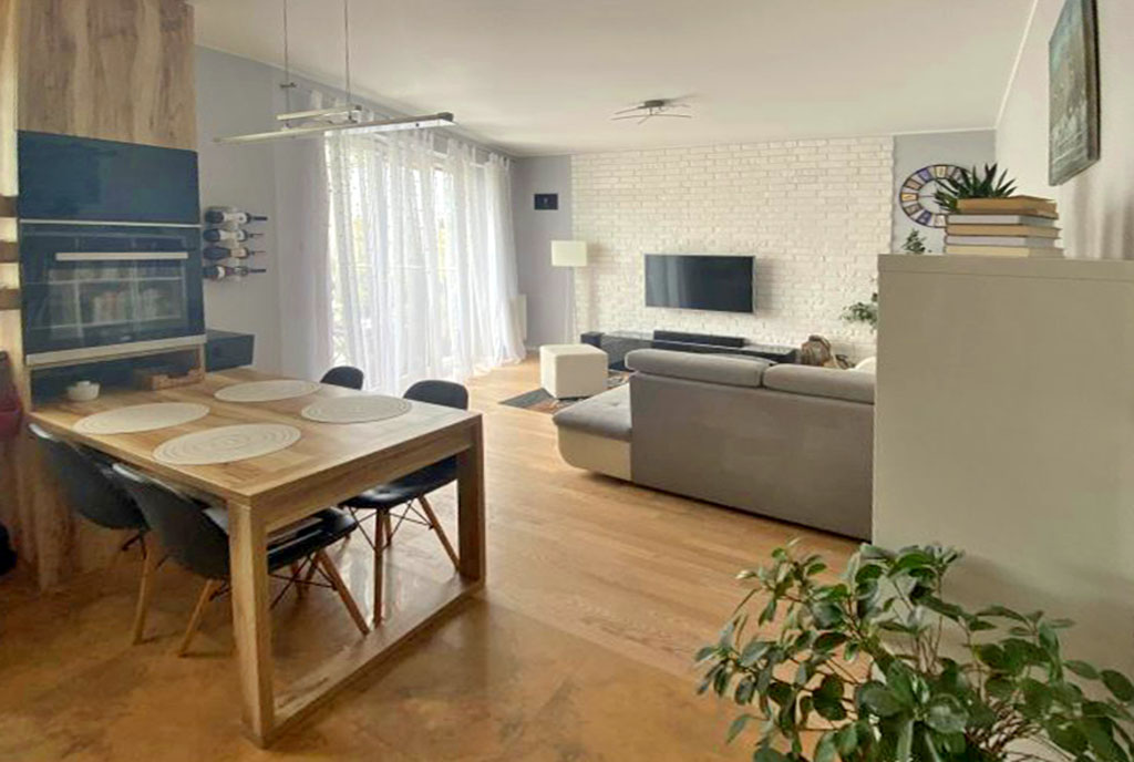 przestronny pokój dzienny w ekskluzywnym apartamencie na sprzedaż Gdańsk