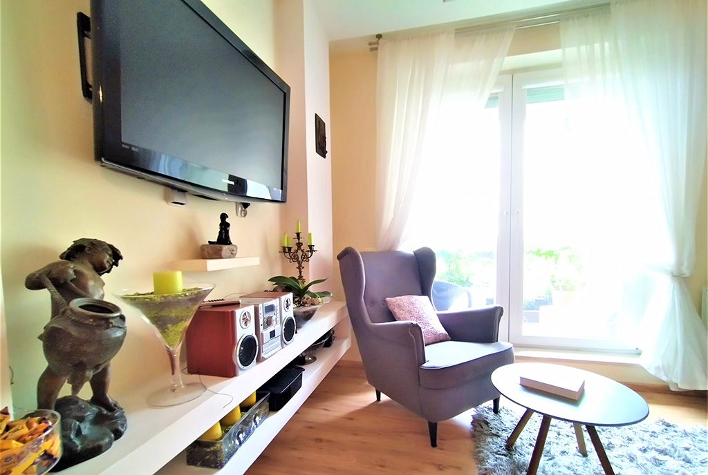 widok na drugą stronę salonu w ekskluzywnym apartamencie na sprzedaż Gdańsk