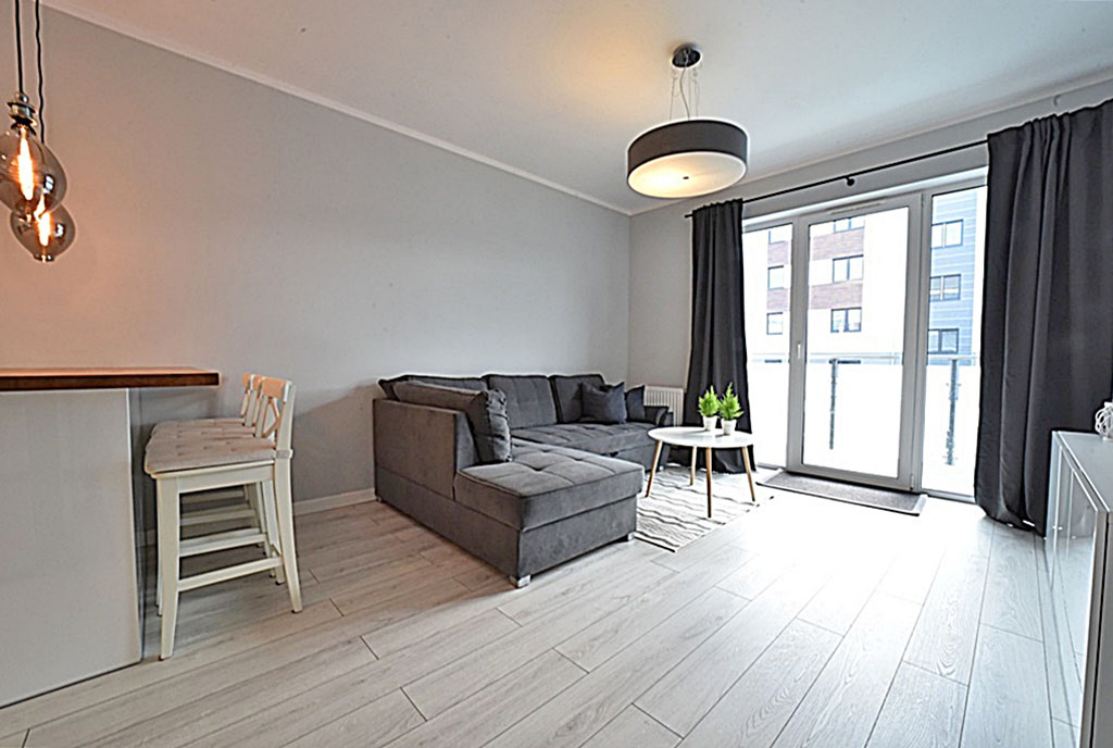 druga strona salonu w luksusowym apartamencie do wynajmu Bolesławiec